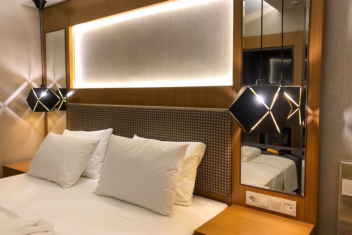 business suite, jetted tub, harbour view | premium bedding, down duvets, select comfort beds, minibar