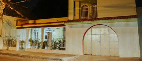 Vista frontal de la propiedad