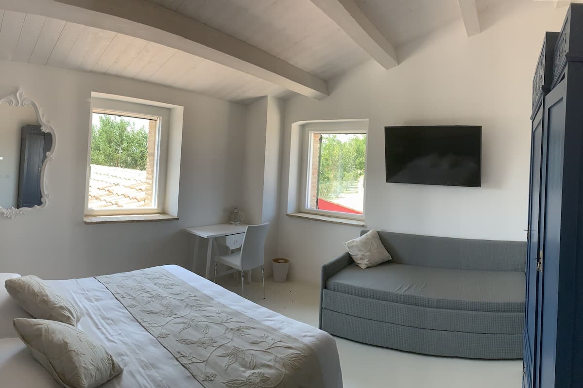 Vierpersoonskamer | Een kluis op de kamer, individueel gedecoreerd, individueel gemeubileerd