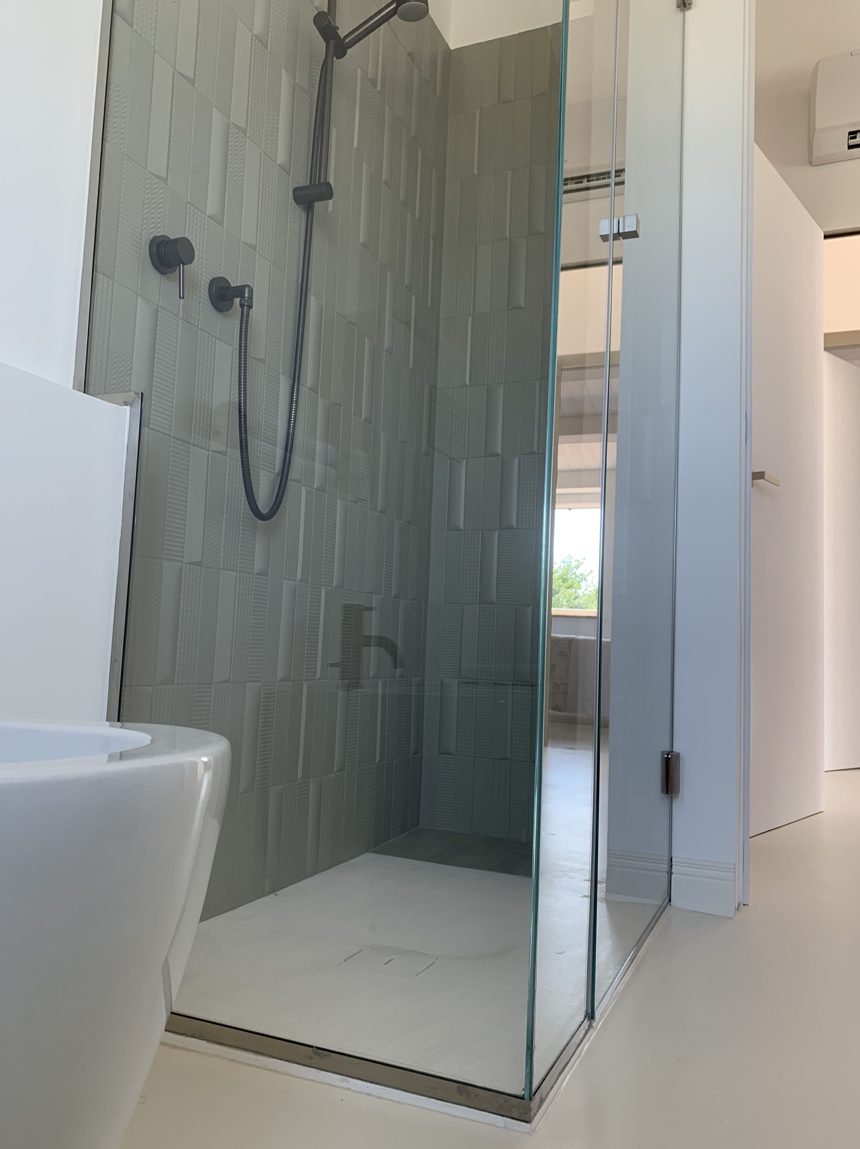 Tweepersoonskamer | Badkamer | Een douche, gratis toiletartikelen, een haardroger, pantoffels