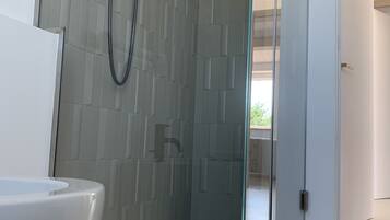 Tweepersoonskamer | Badkamer | Een douche, gratis toiletartikelen, een haardroger, pantoffels