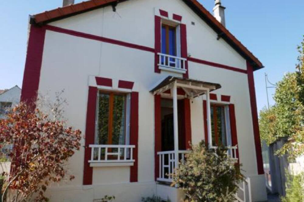 The White & Red House near Villepinte, Paris, Disney, CDG Airport