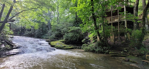 Bear Gone Fishing- Perfect Fall Getaway!!! Mins to Highlands