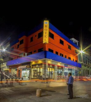 Fachada de la propiedad por la tarde o noche