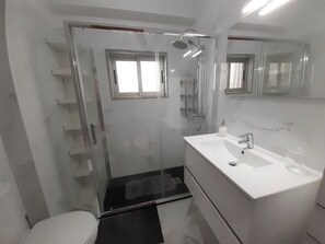Douche, sèche-cheveux, serviettes fournies
