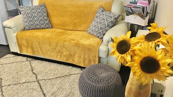 Apartment, Private Bathroom, Garden View (Town Centre No. 30) | Lounge
