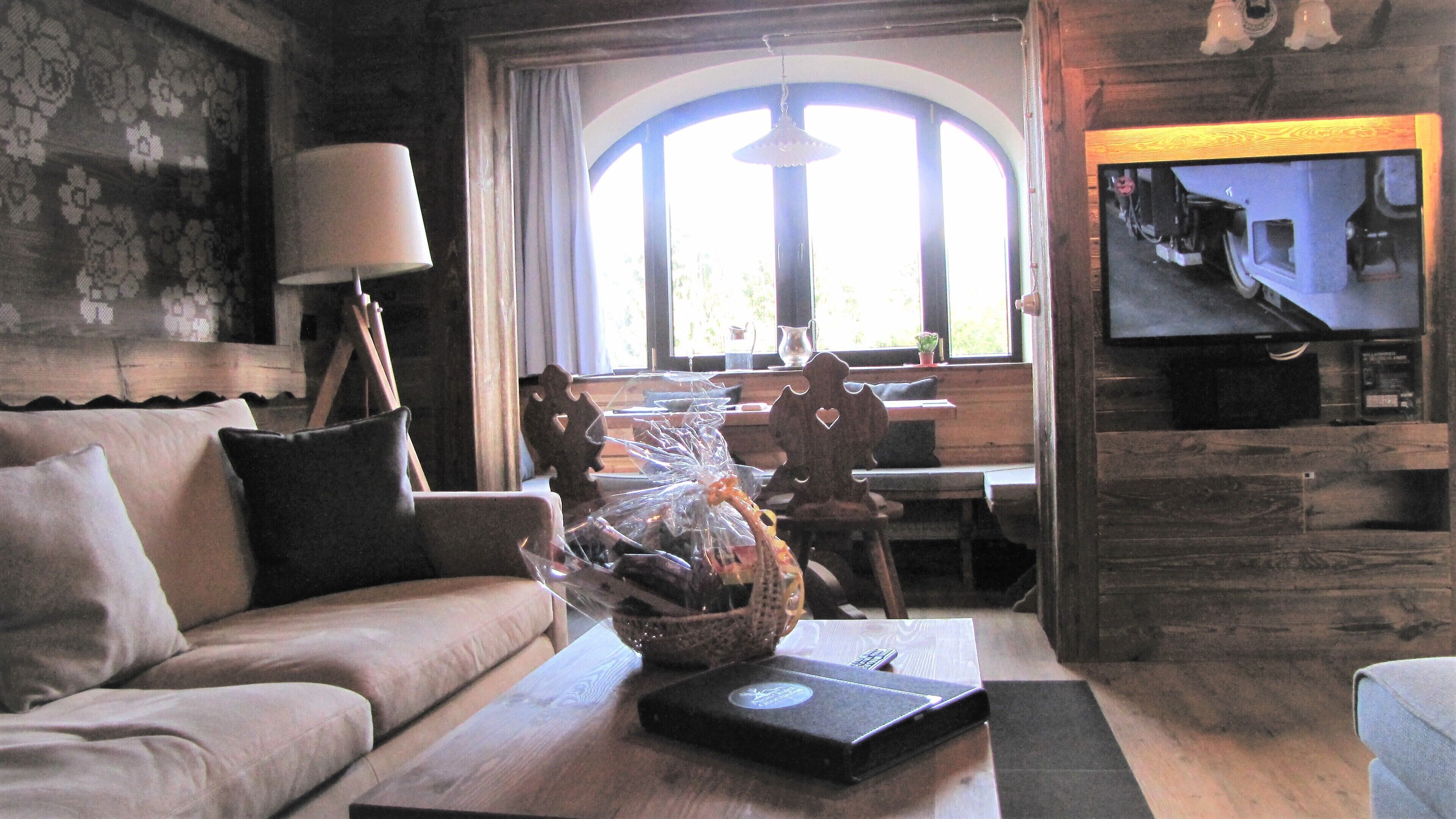 Smart TV, DVD player, table tennis, books