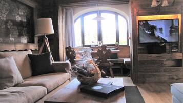 Smart TV, DVD player, table tennis, books