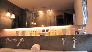 Douche, articles de toilette écologiques, séchoir à cheveux