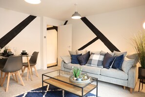 Premium Apartment, Private Bathroom, City View (City Centre) | Lounge - Blueberry View (Worcester)