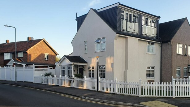 A two-story residential building with a white picket fence, a driveway, and a street lamp. - Amazing Ilford 3 bedroom house (Ilford)