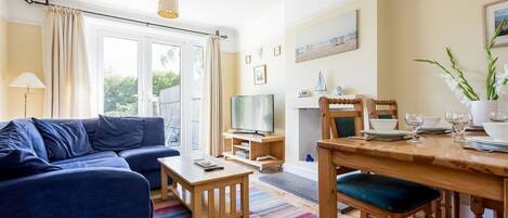 Télévision, cheminée, espaces bureaux