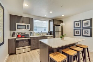 Kjøleskap, mikrobølgeovn, ovn og kokeplater