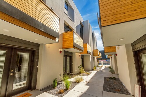 LCF - 2 Master Suites + 2.5BA Townhome - Garage Parking - Sleeps 4