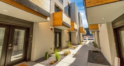 LCF - 2 Master Suites + 2.5BA Townhome - Garage Parking - Sleeps 4