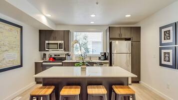 Frigorifero, microonde, forno, piano cottura