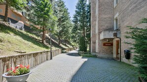 A paved pathway leading to a building labeled 'Edificio Bonaluga'.