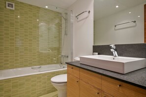 Een douche, een haardroger, handdoeken
