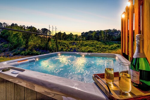 Dollywood | Hot Tub | King Beds | Pets | No Steep Roads