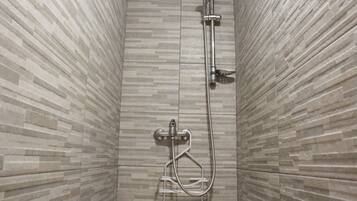 Douche, serviettes fournies, savon, shampoing