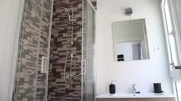 Ducha, toallas, jabón y champú