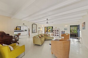 Een smart-tv, boeken en een stereo