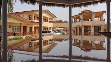 Phục vụ bữa sáng, bữa trưa, bữa tối, món địa phương và quốc tế