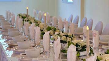 Breakfast, lunch, dinner served; local and international cuisine