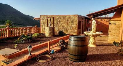 Casa rural en un valle con vistas al mar y piscina.