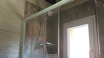 Een douche, een haardroger, handdoeken, zeep