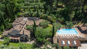An aerial view of a villa with terracotta-tiled roofs, a swimming pool, and lush greenery. - Villa Cavalli - Private villa, 4 bedrooms, pool, A/C, wifi, nature, Marche (Vallefoglia)