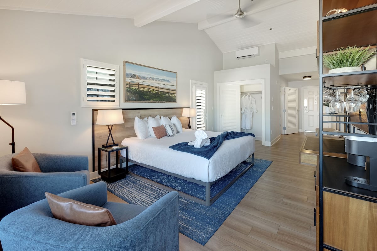 Double Room, Accessible, Private Bathroom (EMBARCADERO ) | 1 bedroom, in-room safe, blackout curtains, soundproofing