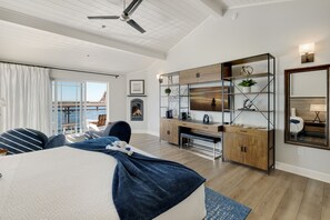 Exclusive Suite, Accessible, Private Bathroom (PORTSIDE Oceanfront King) - Anderson Inn (Morro Bay)