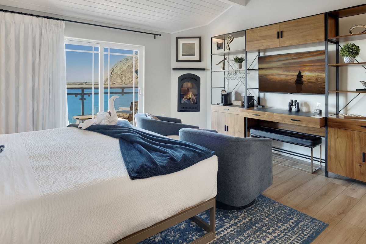 Suite, Accessible, Private Bathroom (q CAPTAIN Oceanfront King) | 1 bedroom, in-room safe, blackout curtains, soundproofing