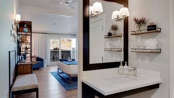 Traditional Double Room, Accessible, Private Bathroom (a SHORELINE) | Bathroom