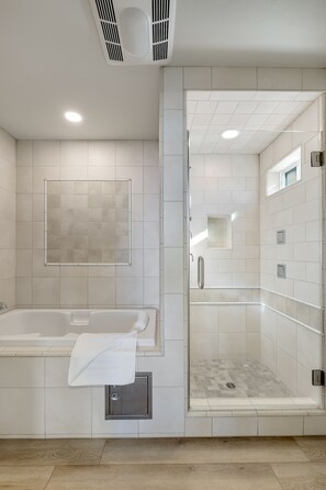 Exclusive Suite, Accessible, Private Bathroom (PORTSIDE Oceanfront King) | Bathroom - Anderson Inn (Morro Bay)