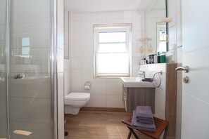 Een douche, een haardroger, toiletpapier