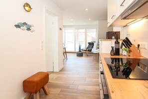 Fridge, oven, stovetop, dishwasher - Comfortable apartment on the upper floor for 4 people with balcony, garden & terrace. (Greetsiel)