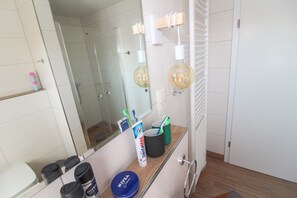 Dusche, Haartrockner, Toilettenpapier