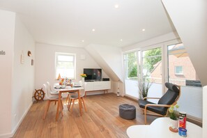 Dining - Comfortable apartment on the upper floor for 4 people with balcony, garden & terrace. (Greetsiel)