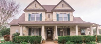 Hill Country Retreat w/ Hot Tub & Views