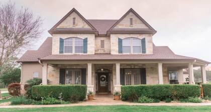 Hill Country Retreat w/ Hot Tub & Views