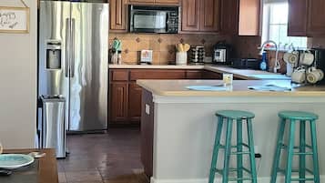 Refrigerador, microondas, parrilla de estufa y cafetera y tetera
