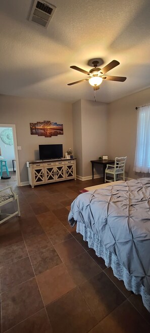 1 Schlafzimmer, Schreibtisch, Bügeleisen/Bügelbrett, Reisekinderbett