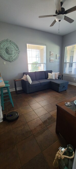 Smart-tv, dvd-spelare, en stereo och kontor