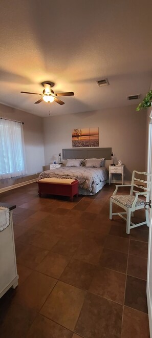 1 sovrum, skrivbord, strykjärn/strykbräda och resesäng