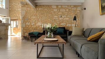 Smart-tv, eldstad, dvd-spelare och böcker