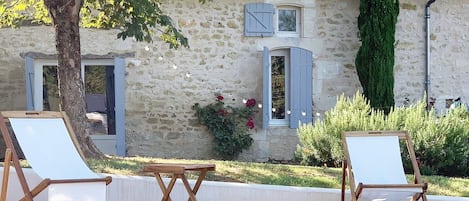 Una piscina al aire libre, una piscina climatizada