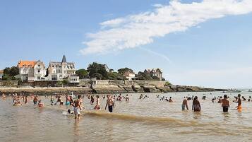 Beach nearby, sun-loungers, beach towels