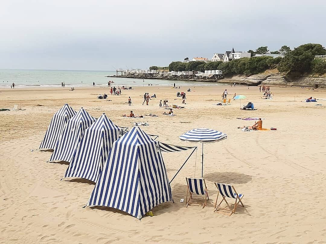 Playa en los alrededores, camastros y toallas de playa 